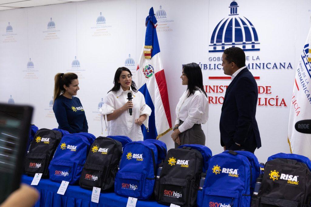 Imagen relacionada con SkyHigh Dominicana y la Fundación RISA, con el apoyo del Ministerio de Interior y Policía, entregan kits escolares