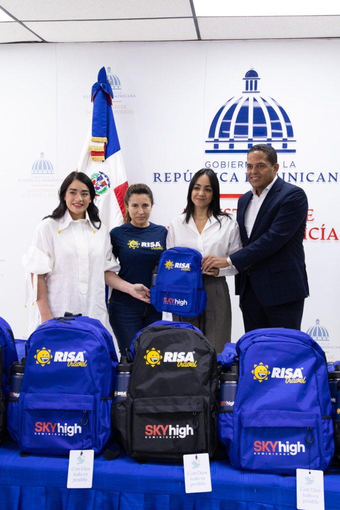 Imagen relacionada con SkyHigh Dominicana y la Fundación RISA, con el apoyo del Ministerio de Interior y Policía, entregan kits escolares