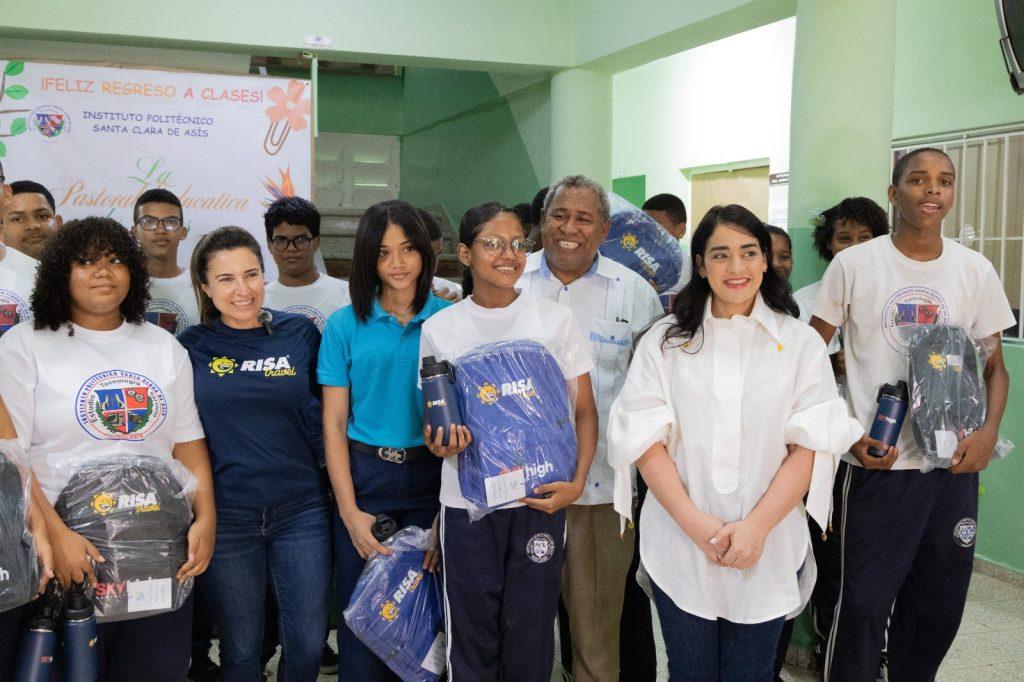 Imagen relacionada con SkyHigh Dominicana y la Fundación RISA, con el apoyo del Ministerio de Interior y Policía, entregan kits escolares