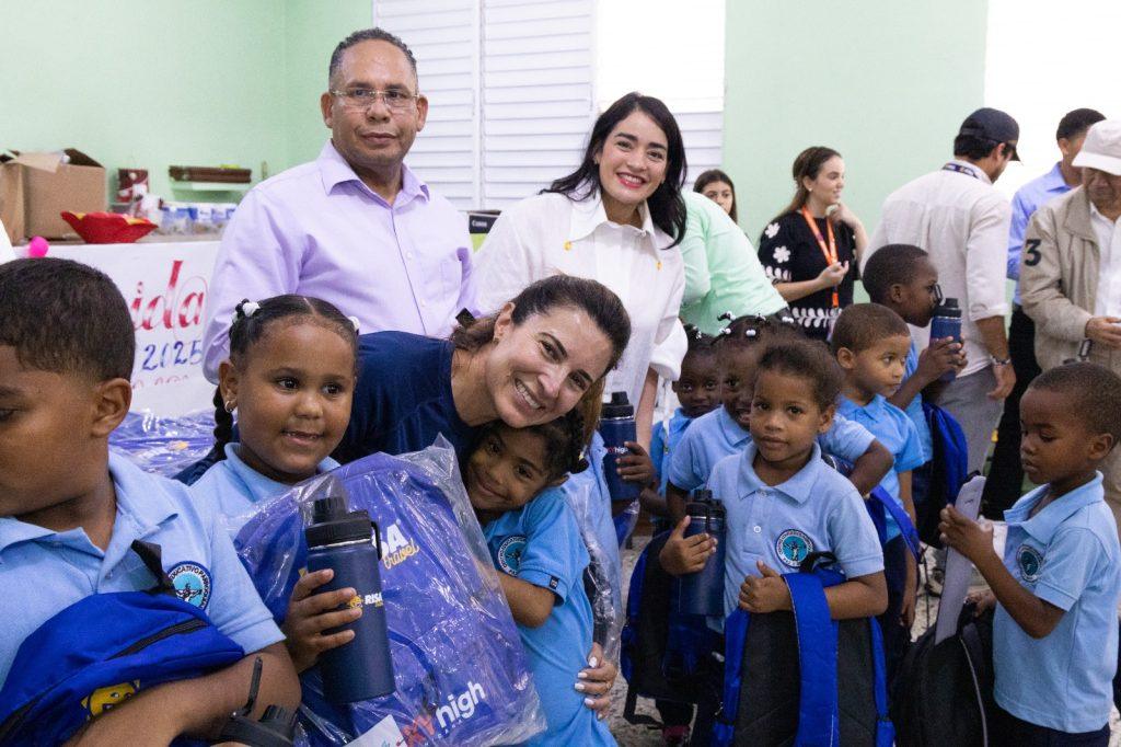 Imagen relacionada con SkyHigh Dominicana y la Fundación RISA, con el apoyo del Ministerio de Interior y Policía, entregan kits escolares