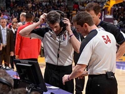 la-nba-introduce-el-uso-de-auriculares-para-arbitros-en-partidos
