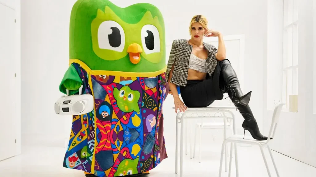 duolingo-se-viste-de-‘duosigual’-en-una-campana-junto-a-samantha-hudson