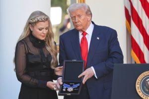 trump-condecora-a-charlie-kirk-mientras-aumenta-su-presion-contra-los-grupos-de-izquierda