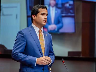 omar-fernandez-exige-liberar-de-impuestos-salarios-de-hasta-rd$52,000