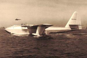 la-escasez-de-aluminio-durante-la-guerra-empujo-a-eeuu-a-una-locura-de-ingenieria:-un-avion-gigante-hecho-de-madera