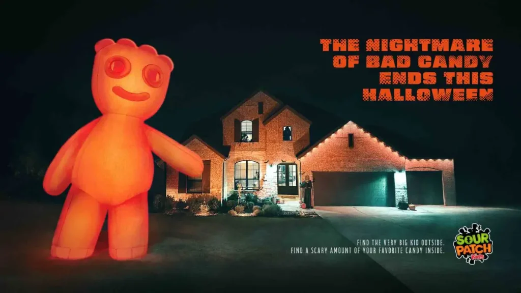 sour-patch-kids-lanza-una-campana-de-halloween-con-inflable-gigante-y-20.000-caramelos