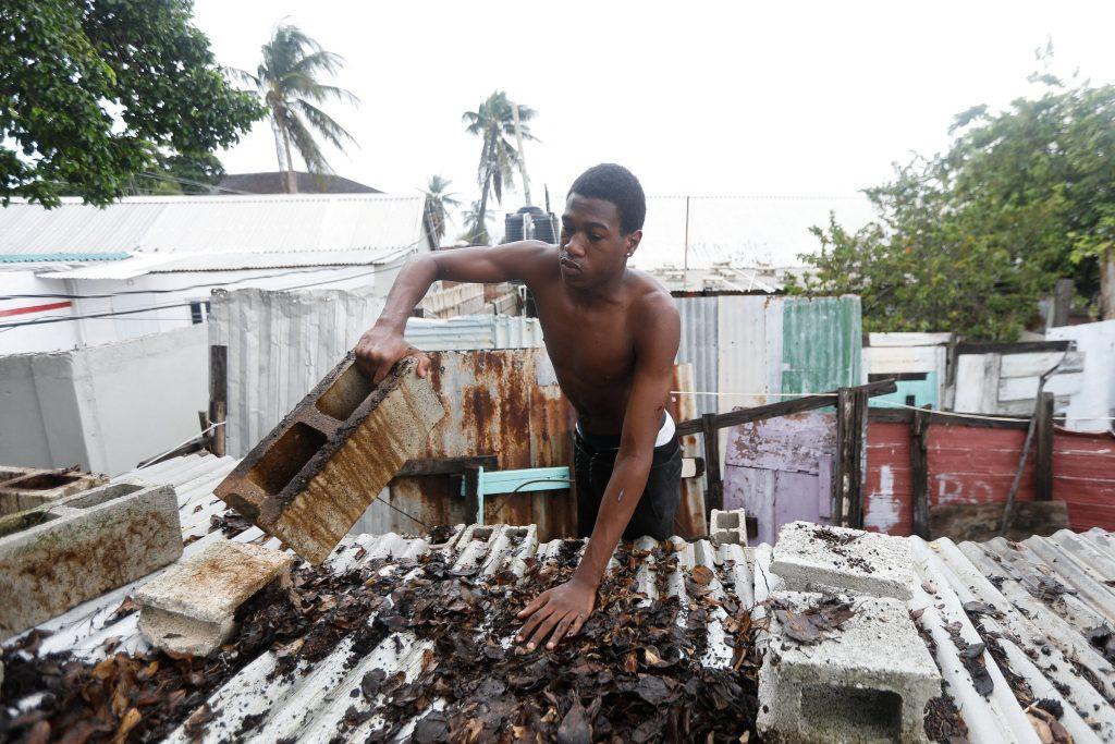 jamaica-se-prepara-a-contrarreloj-para-la-inminente-llegada-del-“catastrofico”-huracan-‘melissa’,-que-deja-ya-tres-muertos