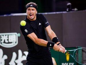 tenis:-jannik-sinner-avanza-sin-temblar,-zverev-tiembla-para-pasar