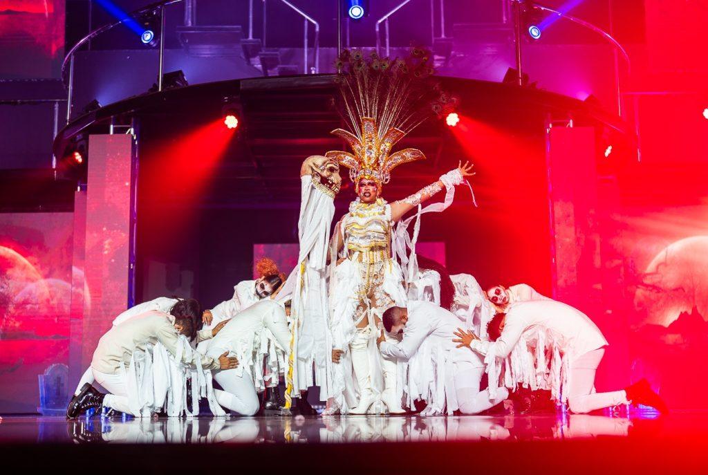 lopesan-costa-bavaro-rinde-homenaje-a-lady-gaga-con-opening-“abracadabra”