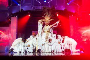 lopesan-costa-bavaro-rinde-homenaje-a-lady-gaga-con-opening-“abracadabra”