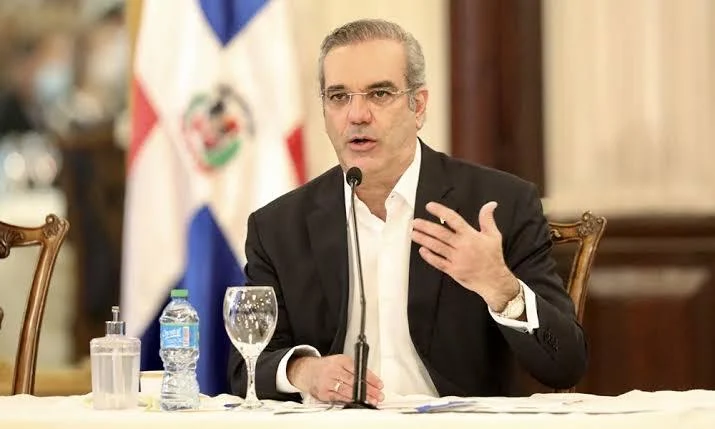 abinader-observa-ley-de-residuos-solidos;-incluye-plazo-para-cobrar-fundas-plasticas-y-desmonte-al-uso-de-foam
