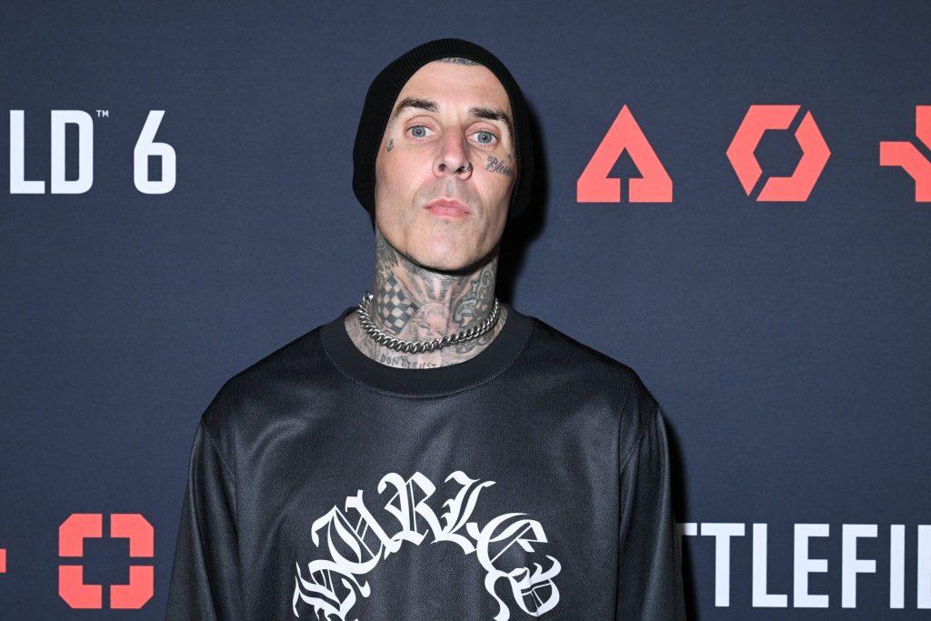 travis-barker,-baterista-de-blink-182,-lanza-su-linea-de-productos-de-bienestar-junto-a-doctor-simi