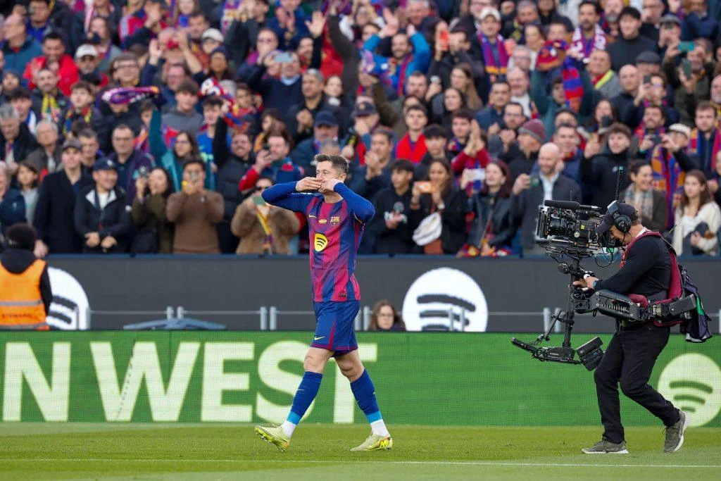 la-fiesta-redonda-del-barca-en-el-dia-del-regreso-al-camp-nou