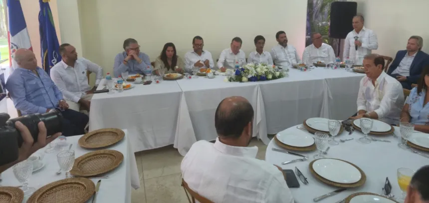 Imagen relacionada con Empresarios turísticos y obispo se reúnen para revisar el futuro de La Altagracia