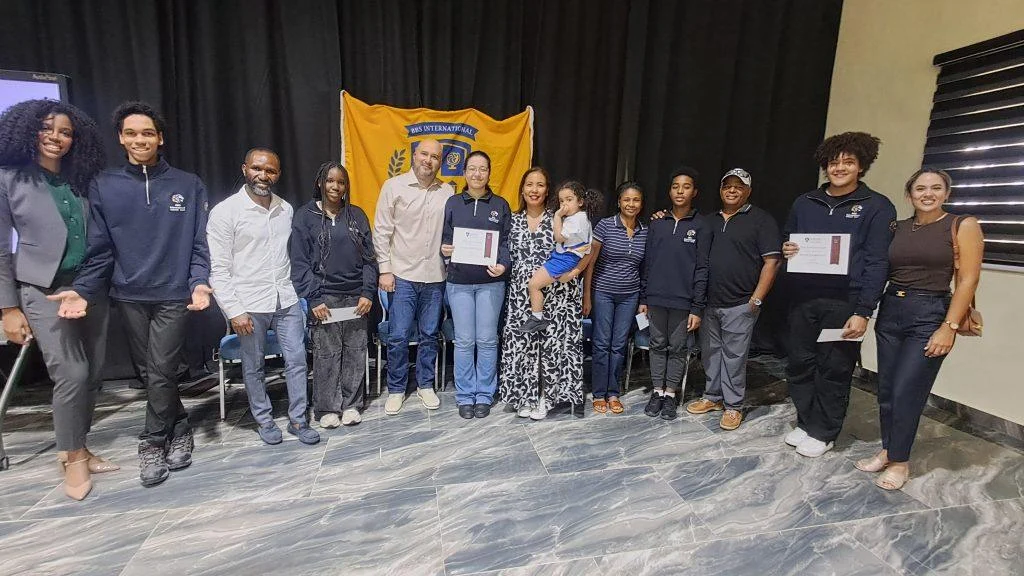 Imagen relacionada con Seis estudiantes del Bávaro International School debutan en prestigioso debate de la Universidad de Harvard