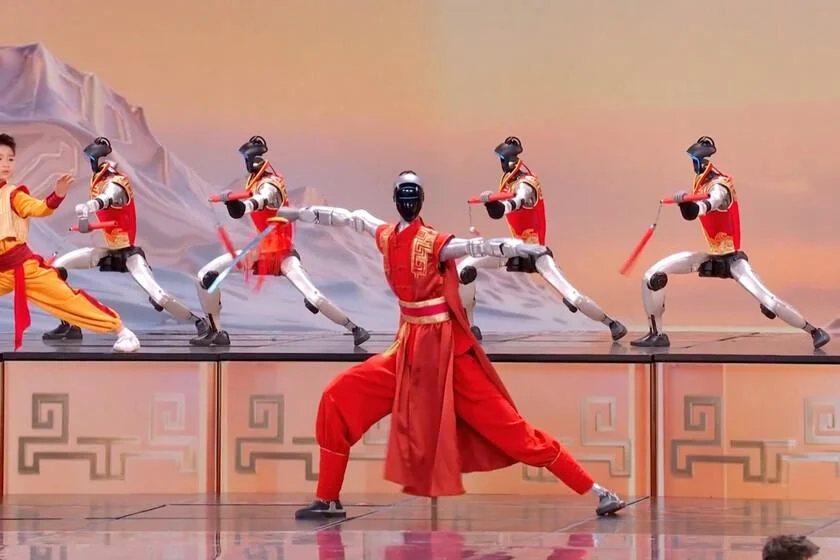 china-llevo-robots-humanoides-al-mayor-espectaculo-televisivo-del-pais:-los-hizo-practicar-kung-fu-con-precision-milimetrica