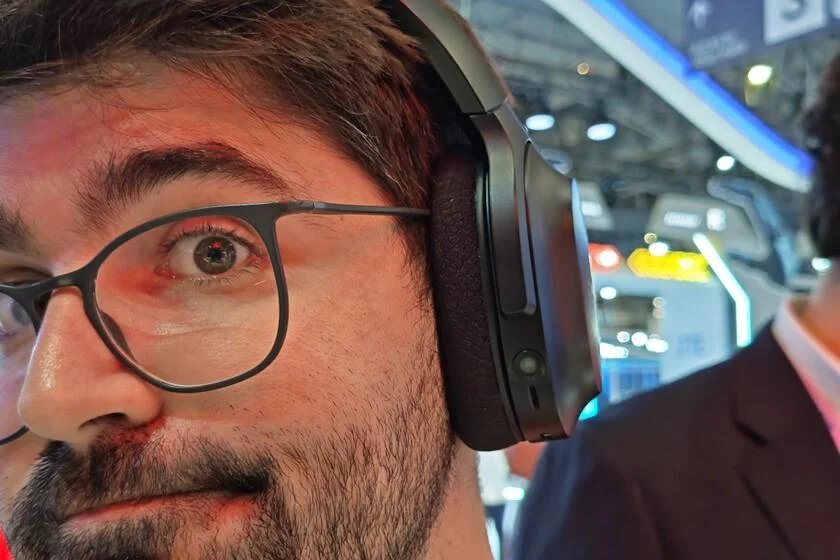 razer-ha-tenido-una-idea-loca-y-es-ponerle-camaras-con-ia-a-unos-auriculares.-los-he-probado-y-me-han-dado-que-pensar