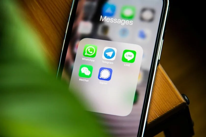 paises-bajos-advierten-de-ciberataques-rusos-contra-signal-y-whatsapp-en-todo-el-mundo:-no-necesitan-malware