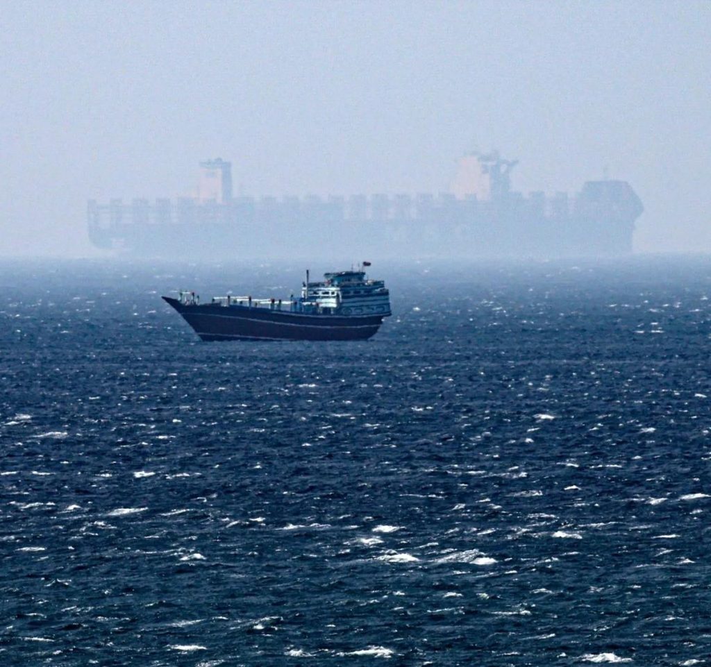 el-trafico-en-ormuz-se-reanuda-con-cautela-tras-el-anuncio-de-tregua-de-eeuu-e-iran