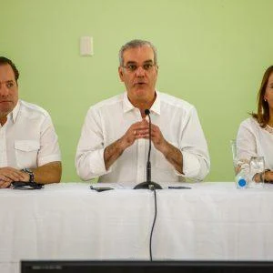 abinader-anuncia-construccion-de-112-apartamentos-para-afectados-por-lluvias-en-villa-montellano,-puerto-plata
