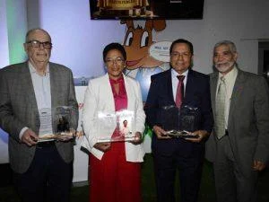 entregan-el-premio-pluma-a-la-excelencia-logomarca-2026
