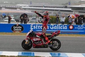marc-marquez-baila-entre-tormentas-en-jerez:-‘pole’-y-triunfo-al-‘sprint’-en-un-sabado-caotico-en-el-gp-de-espana