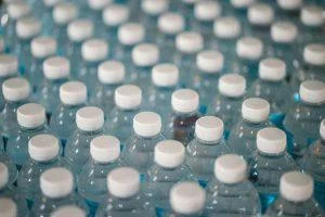 unos-investigadores-analizaron-280-muestras-de-agua-embotellada.-solo-una-de-las-marcas-estaba-libre-de-microplasticos
