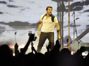 “entre-tanta-gente”:-sebastian-yatra-enamora-a-sus-fans