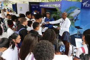 estudiantes-viven-experiencia-en-simulador-de-vuelo-del-idac-en-santiago