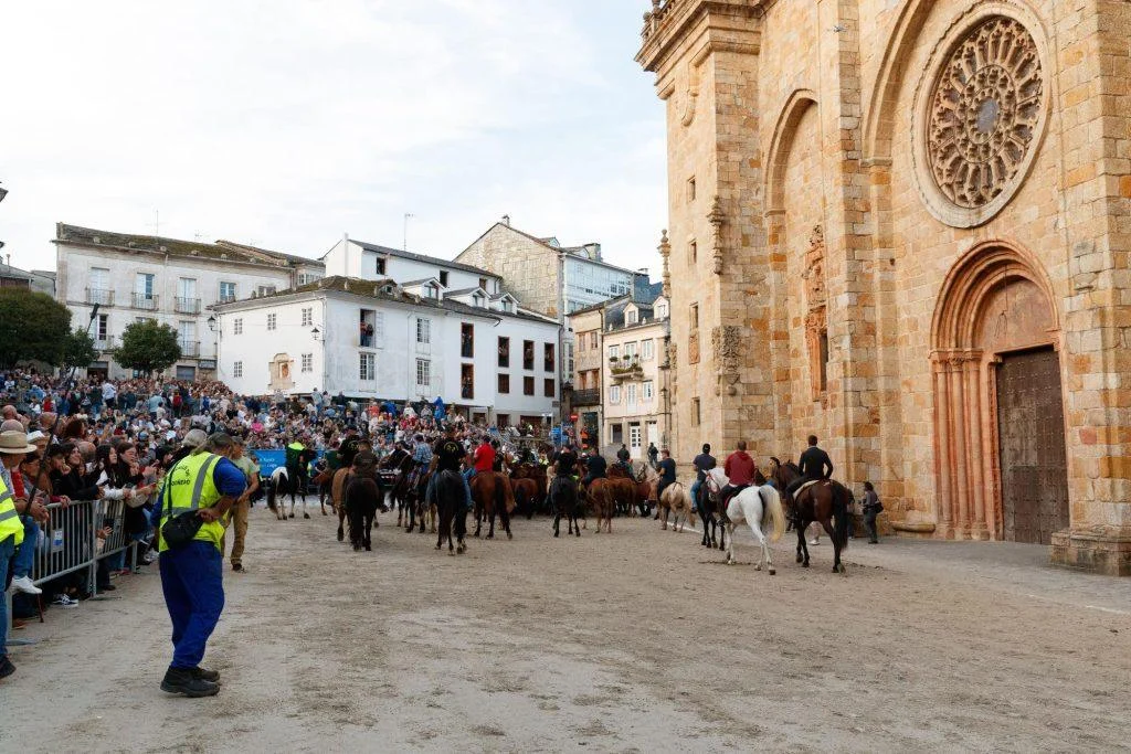 bajada-de-los-caballos-en-mondonedo,-un-espectaculo-unico