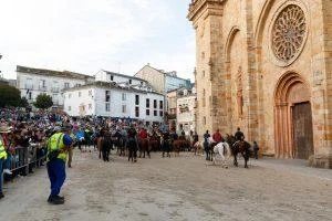 bajada-de-los-caballos-en-mondonedo,-un-espectaculo-unico