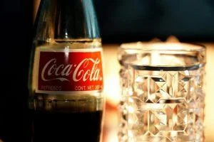 en-1985-y-a-las-puertas-de-ser-derrotada-por-pepsi,-coca-cola-cambio-su-ancestral-formula.-el-resultado-fue-un-desastre