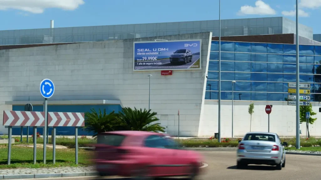 wildstone instala-la-primera pantalla publicitaria digital en-la fachada de el faro