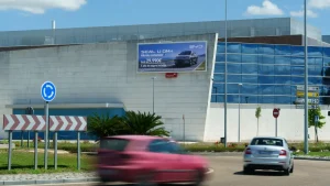 wildstone instala-la-primera pantalla publicitaria digital en-la fachada de el faro