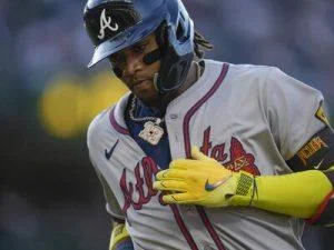mlb:-acuna-jr.-conecta-cuadrangular-con-las-bases-llenas-en-triunfo