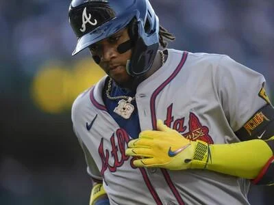 mlb:-acuna-jr.-conecta-cuadrangular-con-las-bases-llenas-en-triunfo