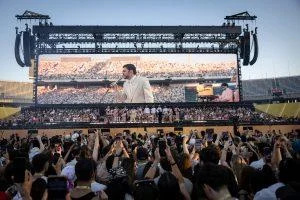 el-precio-de-la-viralidad-en-las-grandes-giras:-como-son-determinadas-por-las-redes-sociales-y-su-efecto-en-las-expectativas-de-los-fans