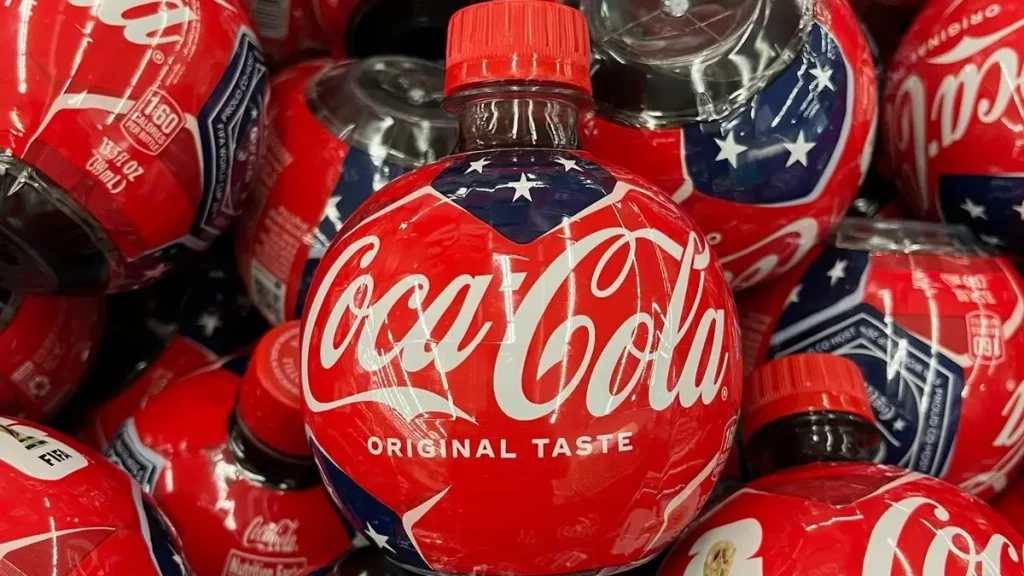 coca-cola-chuta-botellas-con-forma-de-balon-de-futbol-para-celebrar-el-mundial