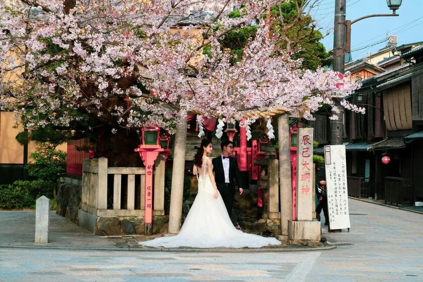si-japon-no-tenia-suficiente-con-el-turismo-masivo,-ahora-suma-la-puntilla:-esta-convirtiendose-en-destino-para-bodas-extranjeras
