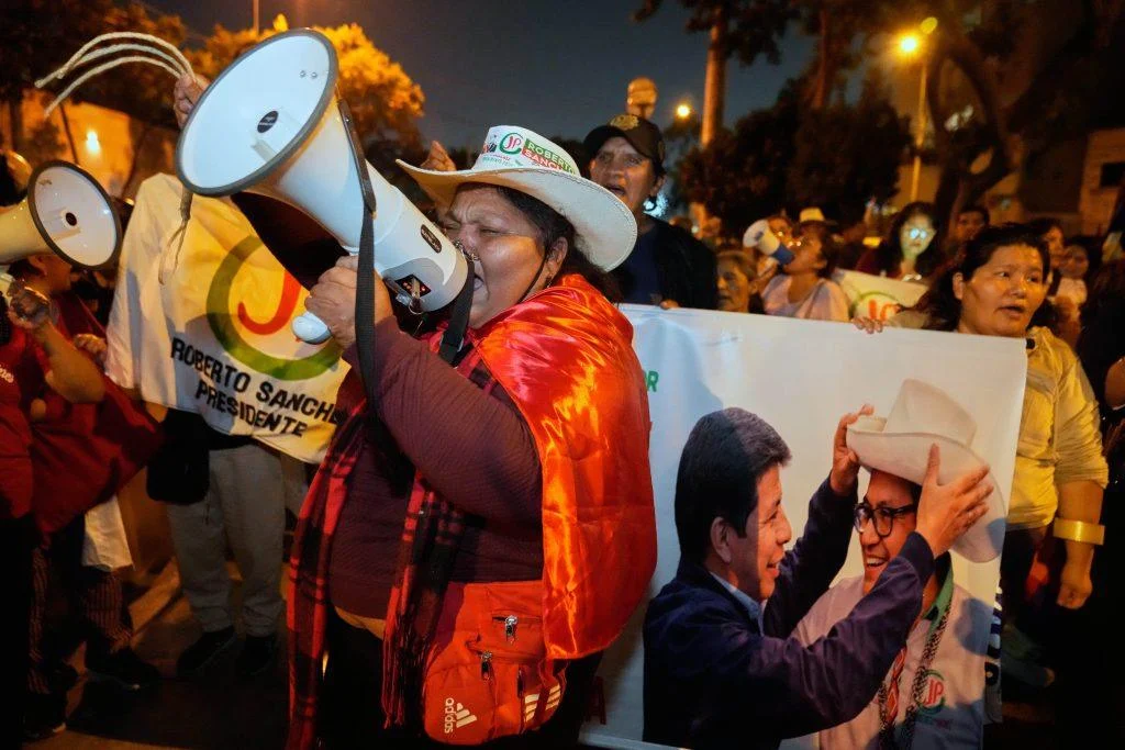 un-mes-de-especulaciones,-sospechas-y-dudas:-el-efecto-de-la-demora-en-conocer-los-resultados-de-las-presidenciales-en-peru