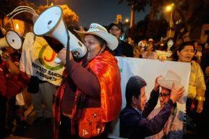 un-mes-de-especulaciones,-sospechas-y-dudas:-el-efecto-de-la-demora-en-conocer-los-resultados-de-las-presidenciales-en-peru