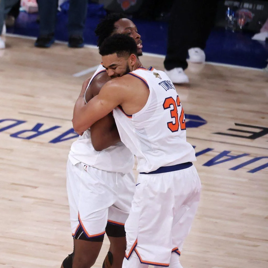los-knicks-logran-una-remontada-historica-y-quedan-a-un-paso-del-titulo-ante-los-spurs