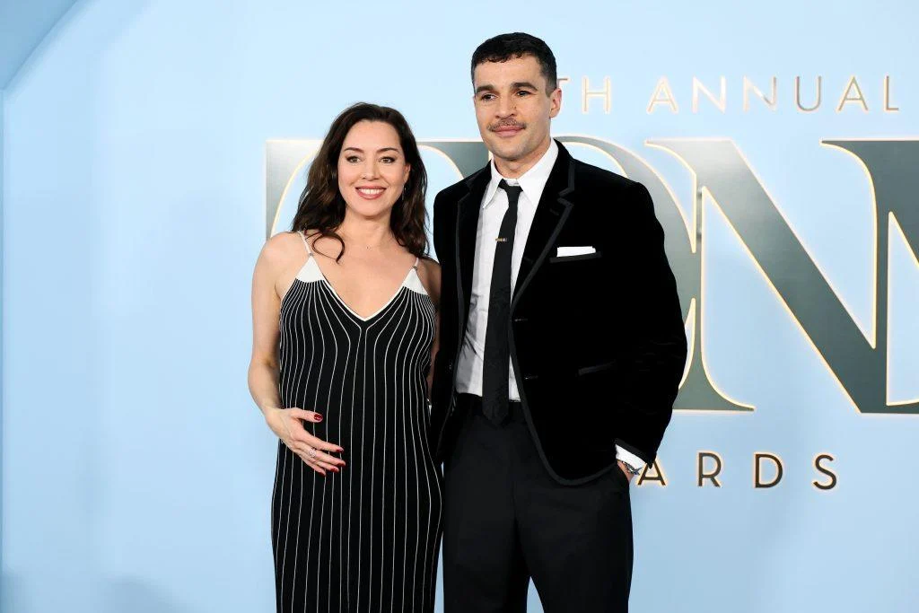 aubrey-plaza-luce-embarazada-de-su-novio-un-ano-y-cuatro-meses-tras-la-muerte-de-su-marido:-el-juicio-social-sigue-siendo-implacable