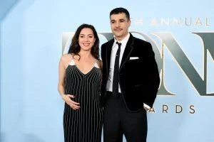 aubrey-plaza-luce-embarazada-de-su-novio-un-ano-y-cuatro-meses-tras-la-muerte-de-su-marido:-el-juicio-social-sigue-siendo-implacable
