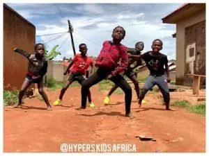 ninos-africanos-ponen-a-bailar-dembow-con-exitos-dominicanos