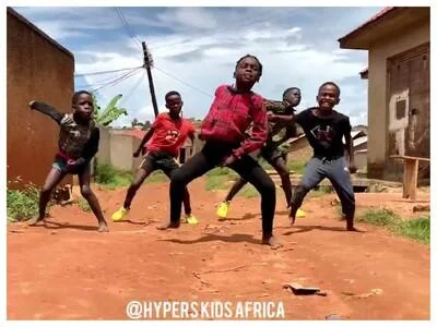 ninos-africanos-ponen-a-bailar-dembow-con-exitos-dominicanos