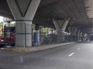 alcaldia-protege-con-mallas-espacios-debajo-elevado-de-la-27