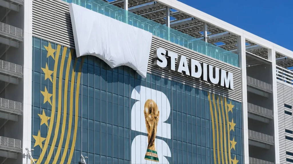 por-que-los-logos-de-levi’s-y-otras-marcas-juegan-al-escondite-en-los-estadios-del-mundial