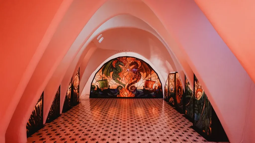 casa-batllo-y-hbo-max-convierten-a-gaudi-en-narrador-de-la-casa-del-dragon-con-un-«previously-on»-en-vidrio