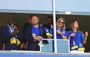 dos-partidos-en-un-dia:-guillermo-y-maxima-festejan-de-naranja-con-paises-bajos-y-de-azul-con-curazao